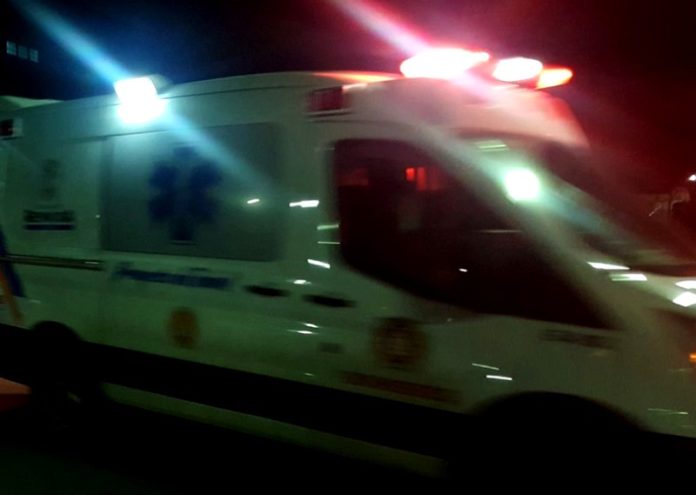 Unidad médica auxilia a persona en concurrido sector popular