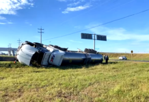 Vuelca tráiler con cientos de litros de jugo y deja cuantiosos daños