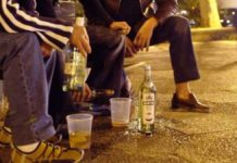 Parques públicos deben cerrar puertas a borrachos y fumadores