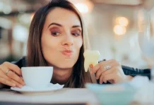 ¿Es mejor lavarse los dientes antes de tomar café o después? (y otros consejos para evitar las manchas)