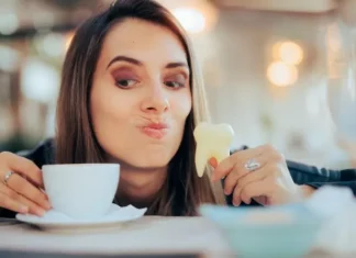 ¿Es mejor lavarse los dientes antes de tomar café o después? (y otros consejos para evitar las manchas)