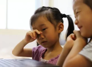 Por qué está aumentando la miopía en los niños (y cómo se puede controlar esta tendencia global)