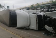 Falla mecánica en tráiler provoca volcadura en el Barquito