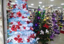 No saturar de luces árboles de Navidad para evitar incendios