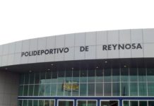Abuelitos acuden a cobrar su pensión en medio de la lluvia y el frio