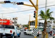 Accidente vial deja daños y lesionados en concurrido boulevard