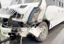 Chocan unidades del transporte público y dejan daños materiales