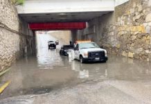 Queda varada unidad entre el agua en la zona Centro