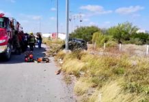 Sufre aparente accidente vial y muere en su unidad tras proyectarse contra anuncio