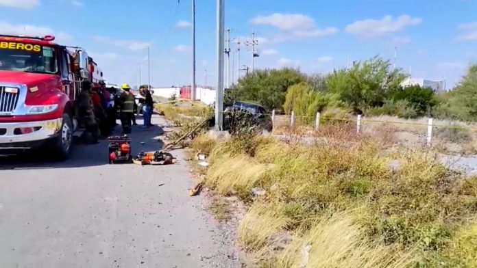Sufre aparente accidente vial y muere en su unidad tras proyectarse contra anuncio