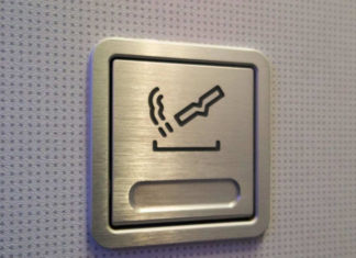 ¿Por qué todavía hay ceniceros en los aviones? La historia detrás de una tragedia