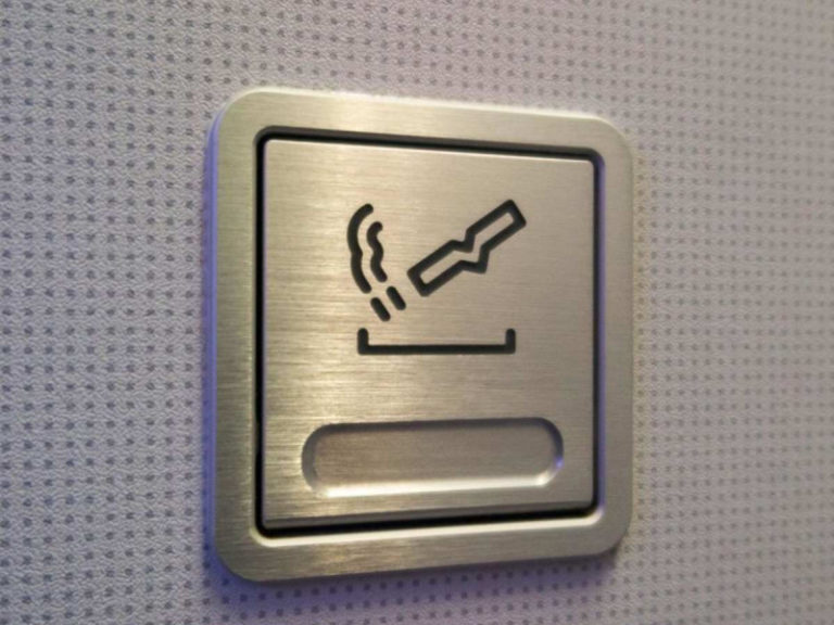 ¿Por qué todavía hay ceniceros en los aviones? La historia detrás de una tragedia