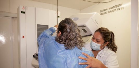 Alianza contra el Cáncer de Mama pide ampliar mastografías gratuitas a mujeres de más de 70 años