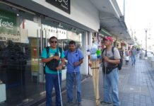 PC recorre calles con invidentes para detectar los obstáculos que enfrentan