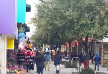 Ciudadanos acuden a realizar sus compras de última hora para Navidad