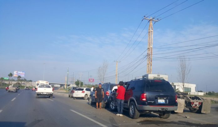 Aparatoso accidente vial deja daños y caos vehicular (1)
