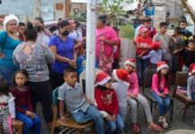 Llevan juguetes a niños en colonias