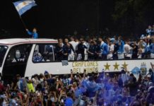Eufórico desfile de Messi y compañía en Argentina