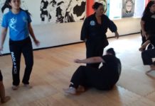 Integrantes de escuela de artes marciales apoya a tres mujeres
