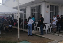 Contribuyentes asisten a oficinas fiscales a aprovechar descuento de licencia permanente