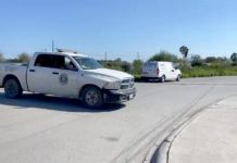 Movilizan autoridades policiales por presunto muerto en canal de aguas negras