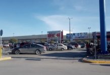 Rateros dan el clásico “cristalazo” en estacionamiento de centro comercial