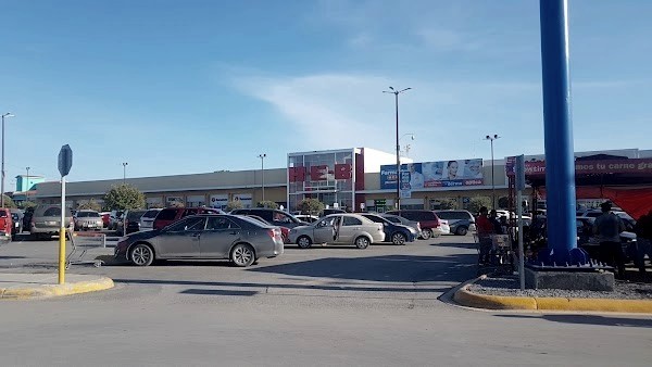 Rateros dan el cl_sico ôcristalazoö en estacionamiento de centro comercial
