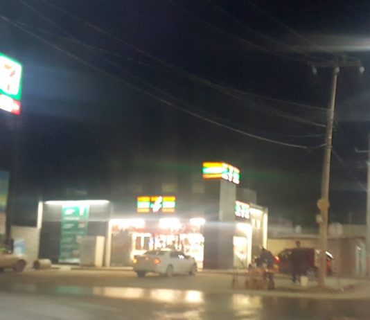 Violentos rateros amagan y agreden a sus víctimas para asaltar tienda comercial