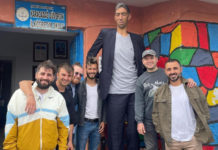 El hombre más alto del mundo celebra 40 años con épica foto de su competencia