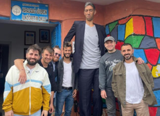 El hombre más alto del mundo celebra 40 años con épica foto de su competencia