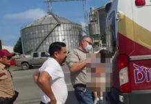 Regidor atiende a bebé que presentaba convulsiones