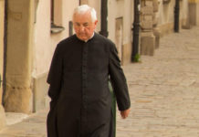 Cura borracho choca contra cinco autos y culpa al “vino de la misa”