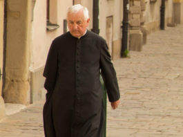 Cura borracho choca contra cinco autos y culpa al “vino de la misa”