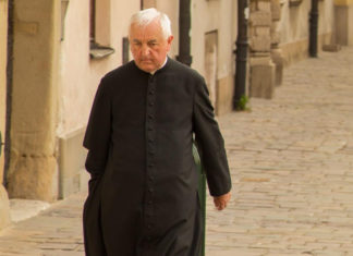 Cura borracho choca contra cinco autos y culpa al “vino de la misa”