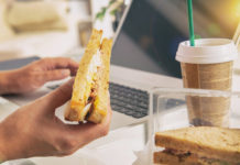 Trabajador gana miles de dólares por comer y leer periódicos; se queja