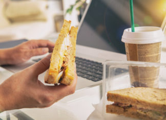 Trabajador gana miles de dólares por comer y leer periódicos; se queja