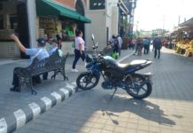 Van contra motociclistas que se estacionan en la zona peatonal de los Mercados