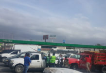Accidente deja daños y caos vial