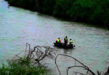 Buscan a persona que presuntamente cayó a canal de aguas negras