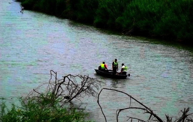 Buscan a persona que presuntamente cayó a canal de aguas negras