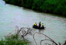 Buscan a persona que presuntamente cayó a canal de aguas negras