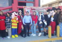 Comparten y celebran con niños