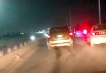 Chocan unidades sobre carretera y dejan daños materiales con caos vial