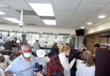 Contribuyentes cumplidos acuden a pagar su impuesto predial