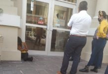 Mujer, que al parecer padece de facultades mentales, lleva dos días afuera de iglesia