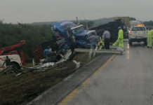 Vuelca tráiler en carretera Tampico Mante