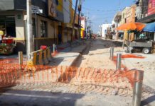 Instan a ciudadanos tener precaución al caminar por calle en reparación en la zona Centro