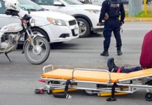 Internan a motociclista tras sufrir accidente vial