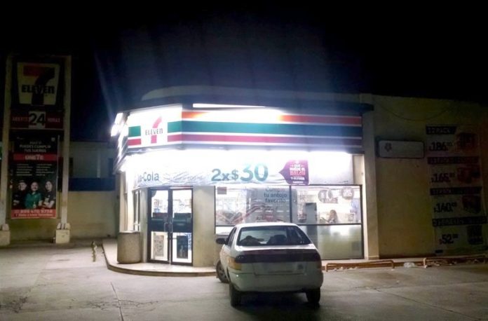 Rateros asaltan tienda comercial y se llevan el dinero