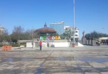 Realizan limpieza en plaza principal tras irse la pista de hielo